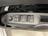 パワーウィンドウスイッチで運転席から全席の窓の開閉ができます♪
