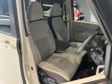 運転席、助手席です。座面も広くゆったりと座れてアームレストも付いているので重宝します。