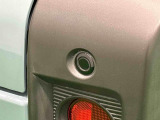 コーナーセンサーを車の前後に装備! 障害物の距離に応じて警告音を変えてお知らせします