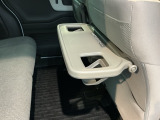 【シートバックテーブル】目的地に着いた後や休憩中など、車を止めて過ごす時間を快適にするための工夫です。小物を置いたり、飲み物を楽しんだりと、使い道は自由自在。