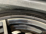 純正19インチアルミホイール。フロントは255/35R19