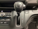 CVT車のセレクトレバーです。低速から高速まで、変速ショックのないスムーズな走りを実現するとともに、エンジン効率のよい領域を維持することで燃費にも貢献します。