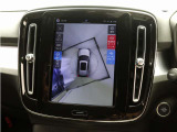 画面分割表示にも対応した360&deg;ビューカメラを搭載。狭い場所での取り回しも安心です。画面を分割することで、俯瞰画像と同時に車両前方または後方の180&deg;広角映像を表示することができます。