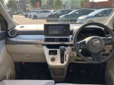 すっきりした運転席周りにはナビやエアコンの操作パネルを設置しておりますので、お一人での運転でもご安心できます。