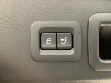 パワーリフトゲートは運転席とリフトゲート側、さらにアドバンストキーでも開閉が可能!開度は無段階にメモリー設定もできます。ゲート内側にタッチセンサーを配置し、手などを挟み込む危険を低減します。
