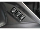 運転席のシートポジション(前後スライド、座面の上下・前後角度、リクライニング角度など)に加え、左右のドアミラーの角度も記憶させることができます。