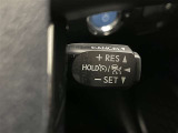 クルーズコントロール機能が付いています。 速度を設定するとアクセルを踏まなくても一定の速度で走ることができます。  高速道路ではとても便利な装置なんです。