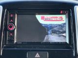 停車中にテレビ映像を視聴でき、休憩時間など車内で過ごすひとときにも活用できます。画面に番組映像が表示され、操作画面と切り替えて楽しめる装備です。