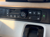 オートエアコンは温度を設定すれば自動で快適な状態をキープしてくれるので運転中の温度操作が減るので楽々ですね♪