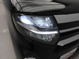 LEDヘッドライト 白く明るい光で夜間走行の安心感を高めます。カスタムグレードは、乗車人数や荷物の量に応じて、照射軸の上下方向を自動調節するオートレベリング機能付です。
