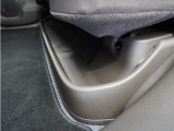 ◆リアシートアンダートレー◆濡れた傘や置靴などをすっきりとしまえる大型のトレー。取り外して、手軽にお手入れもできます。