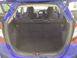 ラゲッジも広く使いやすいトランクは、開口部も広く荷物の積み下ろしもしやすいお車となっております。リアシートの背もたれは6:4の割合で分割して可倒できるので、長いお荷物などを載せることもできます。