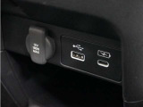 ◆USBチャージャー、12Vの電源ソケット◆使いやすい場所に装備されています。
