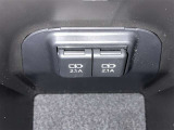 充電用USB端子付き。スマートフォンなどの充電に便利です。