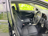 運転席まわりは前方へ視線を向けやすいレイアウトで、座席もゆったりと構えています。ドアを開けた際の乗り降りのしやすさに加え、運転席から周囲を見渡しやすい空間です。
