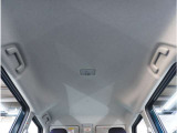 【天井】シミや垂れ、タバコ焦げなどございません。キレイな状態が保たれており、ご納車前にも丁寧にクリーニングさせていただきます。