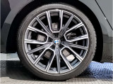 BMWの純正アロイホイールは軽量かつ強度にも優れているホイールで走行性能を引き上げる設計になっております。足元にもBMWは妥協がなくこだわっている個所になります。