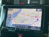 地図と現在地周辺の道路が画面に表示され、目的地までの道順を確認しやすいナビゲーションです。画面上の案内を見ながら行き先を選べるため、初めての場所への移動にも便利です。