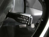 走行中に先行車の様子を検知しながら、設定した車速の範囲内で先行車との距離のキープを支援します。長距離運転中の渋滞なども快適に運転できます。