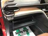運転席・助手席のエアコン送風口には、エアコンドリンクホルダーが取り付けされています。
