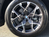 BMW純正アルミホイール。洗練されたデザインで、足元の個性を引き立てます。