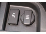 リア席にも12V電源ソケットを設けました。どこの席でも快適空間を感じられる装備の1つです!