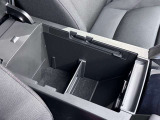 深さがあり収納力に優れたセンターコンソールボックス。小物の整理に便利なトレーも備え、車内空間を常にすっきりと保つことができます。