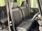 乗降がしやすい運転席。高さが調節できて小柄な方でも運転しやすいポジションをとることができます。