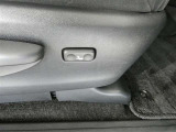 運転席のシート調整を電動で調整できます。無段階調整なので、どなたにもピッタリの調整が可能です。