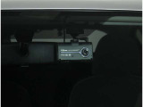 ドライブレコーダー装備:車の走行中の主に外観を中心に記録する撮影機材です!交通事故発生時の責任の所在を明確にしたり、観光等を記録するのにも役立ちます!