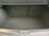 ラゲッジルーム内の凹凸をなくす事でスッキリした広がりを造りだし、荷物がスムーズに出し入れできる気持ちよさ、使い易さを実現!