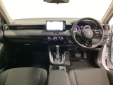 車内は光触媒抗菌消臭施工済です。スタイリッシュなデザインでスポーティなインパネ周りを演出します。グローブボックスやカップホルダーのほかにトレーなどたくさんの収納スペースが付いています。