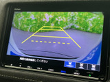 後方の映像に加えて目安となるガイド線が表示され、駐車時に周囲との距離感を確認しやすい装備です。画面上で後方の状況を把握でき、車庫入れや駐車をサポートします。