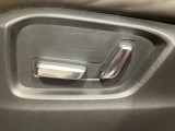 こちらのグレードは助手席にもパワーシートを装備しております!運転席同様お好みで調整が可能です!