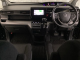 車内は光触媒抗菌消臭施工済です。インパネ周りはスタイリッシュなデザインで機能や装備も充実しています。グローブボックスやカップホルダーのほかにトレーなどたくさんの収納スペースが付いています。