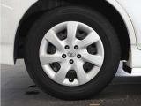 ◆純正ホイール装着車◆シンプルなデザインのホイールキャップ付きです。