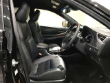 高いホールド性で運転姿勢が安定します。長距離ドライブでも疲れにくいのが魅力です。快適なドライビングライフをお送りください♪