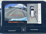 後方の映像に加えて車両周辺の様子も画面で確認でき、駐車時の安全確認をサポートします。ガイド表示を目安に周囲を確かめながら操作できるため、駐車が苦手な方にも便利な装備です。