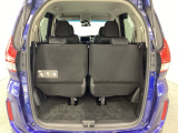 開口部も広く荷物の積み下ろしもしやすいお車となっております。3列目シートは5:5の割合で背もたれを倒しシートの跳ね上げができます。