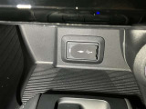 スマートフォンやお手持ちの機器のバッテリー残量が少なくなっても、運転中に充電ができるので安心ですね!