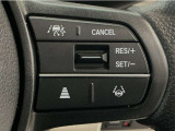 【アダプティブ・クルーズ・コントロール】予め設定した車速内でクルマが自動的に加減速。 前走車との適切な車間距離を維持しながら追従走行し、高速道路でのドライバーの疲労を軽減してくれる嬉しい機能付♪