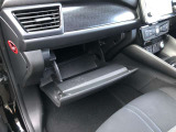 照明・ダンパー付きのグローブボックス。奥行きも深くて車検証の他にもいっぱい収納できます