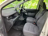 前席と後席が見渡せる車内は、家族や友人との移動にも使いやすい雰囲気。座面と背もたれにゆとりがあり、同乗者もくつろぎやすい空間です。
