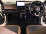 車内は光触媒抗菌消臭施工済です。インパネ周りはスタイリッシュなデザインで機能や装備も充実しています。グローブボックスやカップホルダーのほかにトレーなどたくさんの収納スペースが付いています。