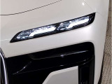 【LEDヘッドライト】先進のLEDテクノロジーを採用。放射される白色光の周波特性は太陽光に近く、バイキセノン・ヘッドライトを上回るコントラストで更に明るく輝きます!