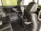 運転席・助手席の背もたれには、2列目シート用にカップホルダー付きの「格納式のシートバックテーブル」を装備しています。休憩時のちょっとした時間などカップを置いたり、小物置きに使えて便利です。
