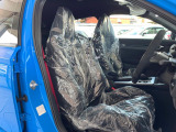 【専用スポーツシート】ホールド性に優れ、カーブ時の体が流れを抑制してくれます。また、体にフィットするから腰や背中が疲れにくく、ロングドライブや高速走行でも快適にお過ごしいただけます♪