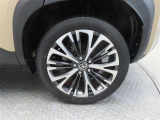 車両のデザインにマッチした純正アルミホイールを装着しています。
