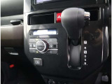 オートエアコン付車です。自動で温度と風量を設定する優れものです。