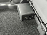 USB端子が2つ差し込めるようになっています!ケーブルを接続することで車内でスマートフォン等の充電が可能に!